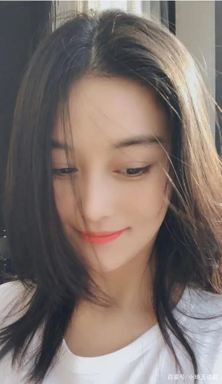 张馨予晒素颜自拍，发现素颜照特别好看，你们看看好看在哪呢？