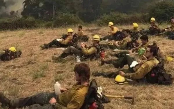 美国俄勒冈洲城镇被染红，当地到底发生了什么？