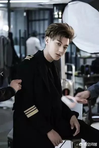 大家觉得黄子韬和杨幂在谈判官里表现的怎么样，有没有被圈粉