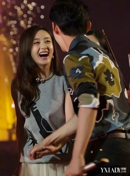 何炅喜欢赵丽颖吗赵丽颖逼婚何炅接吻闹哪样