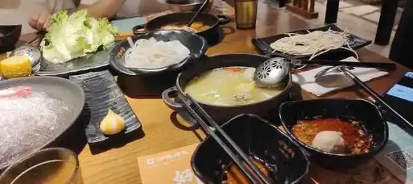 女子火锅配冰奶茶上吐下泻碱中毒，目前该女子情况如何？在外就餐要注意啥？