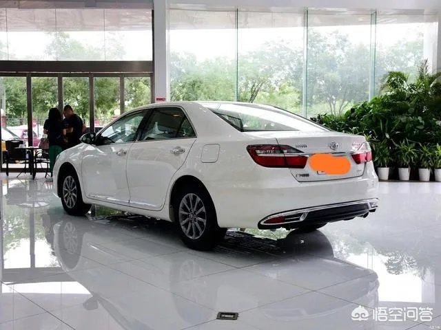 7代凯美瑞2.0豪华版的车型落地多少钱？