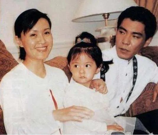 方舒外号“高压线”，追求者无数，意外车祸撞出姐弟恋。后来怎样？