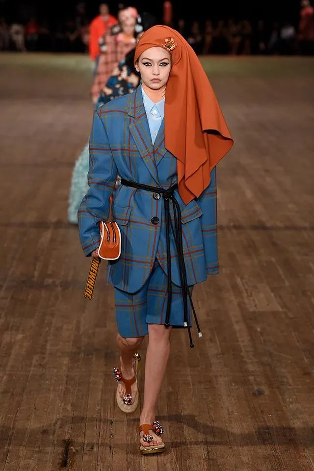 超模吉吉哈迪德的T台风到底是怎样的呢？