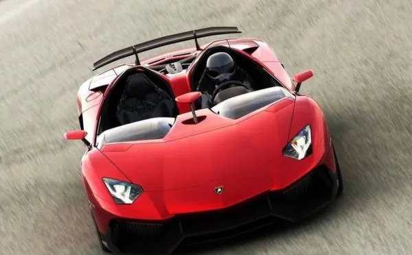 兰博基尼突然自燃，为何兰博基尼这么喜欢自毁车身？