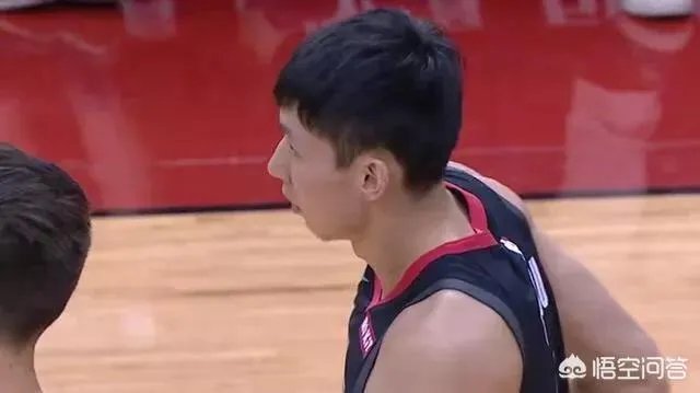 周琦登场，强势完成双手暴扣，为什么火箭队替补席连个鼓掌的都没有？