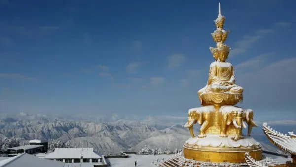 峨眉山迎入秋来第一场雪，如何描述峨眉山的雪景？