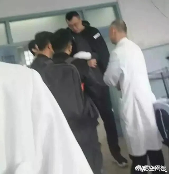 韩德君手指骨折需康复6周，最早会在半决赛复出，辽宁男篮有机会撑到半决赛吗？