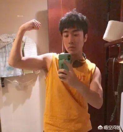 如何看待LOL骚男离婚后酒后探真言人气破四百万，自曝净身出户缘由？你怎么看？