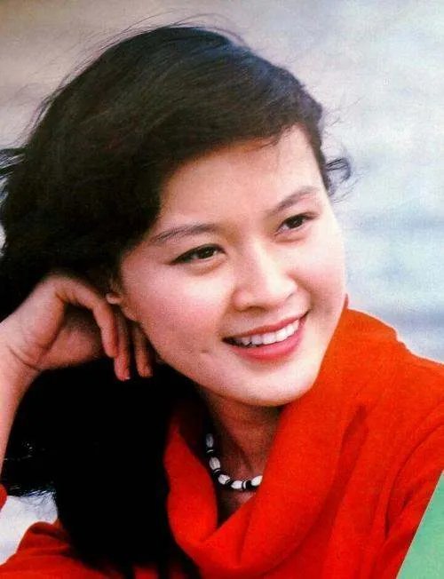 方舒外号“高压线”，追求者无数，意外车祸撞出姐弟恋。后来怎样？