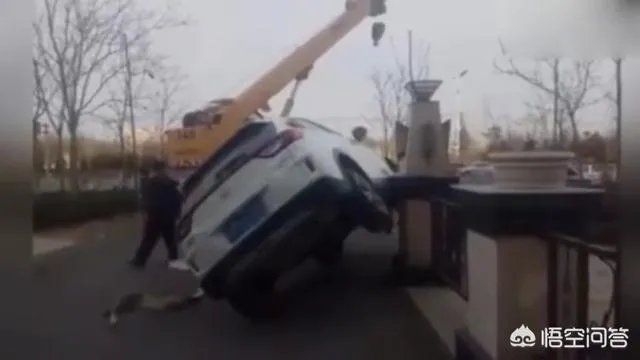 女司机开车“爬”护桥栏杆，下车后先玩自拍，你怎么看？