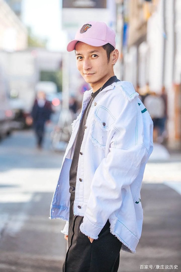 李维嘉老婆是龙丹妮吗，与神秘女子牵手逛街被网友发现，真的吗？