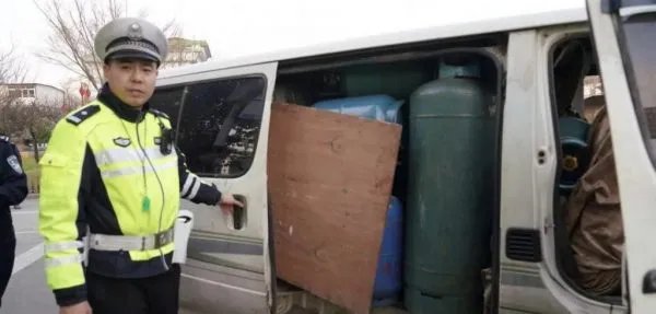 一辆面包车上装60个液化气钢化瓶，上路后被查，有哪些安全隐患？
