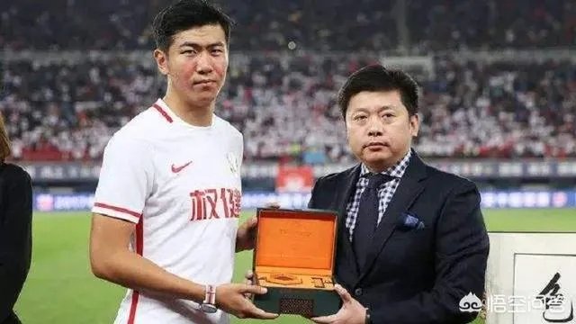 如何看待天津权健队长刘奕鸣在足协杯输球后与罚丢点球的储今朝相拥而笑？