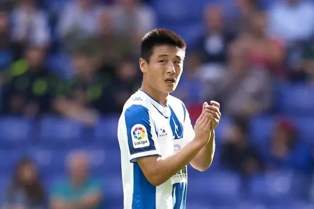 国足招入多名归化前锋，武磊还能竞争首发位置吗？