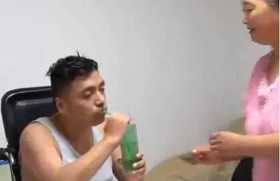 31岁小伙疑因吃隔夜菜失明瘫痪，为何总有人不在乎吃剩菜？