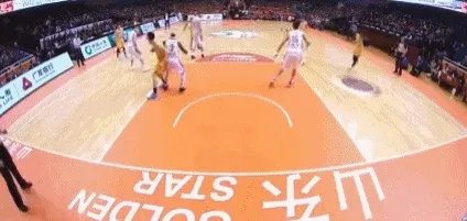 胡金秋反关节硬拉劳森，李春江说属于正常接触。这事你们怎么看？