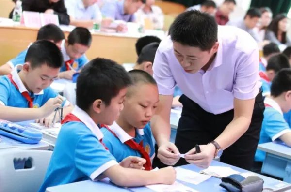 贵阳一小学37名家长联名驱逐一小女孩，引发家长此举的导火索是什么？