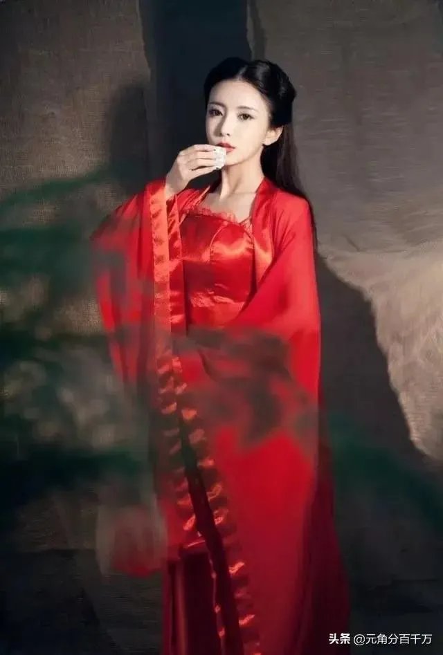 梅婷坐飞机脚踩显示屏，你认为这是什么行为？