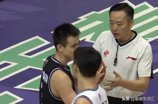 辽宁男篮输给山东男篮，赵继伟被换下直接回更衣室，你怎么看？