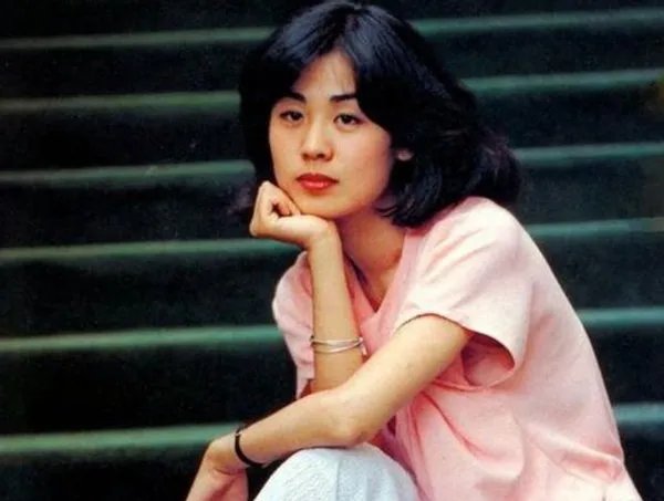 《牧马人》女主角丛珊，走红后遭人妒忌无奈出国，如今咋样了？