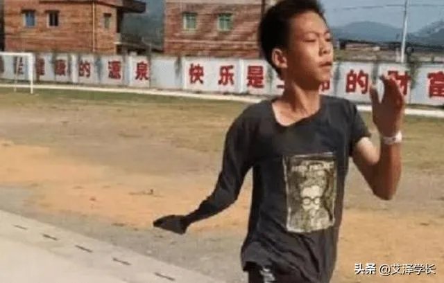 在受到库里的夸赞后,独臂励志篮球少年张家诚录制视频表示感谢,你怎么评价?