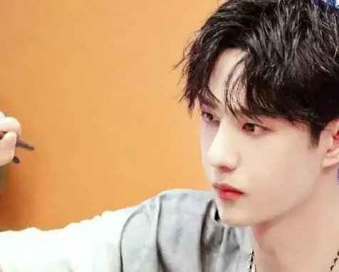 王一博粉丝拿竟拿香菜应援，这是什么操作？