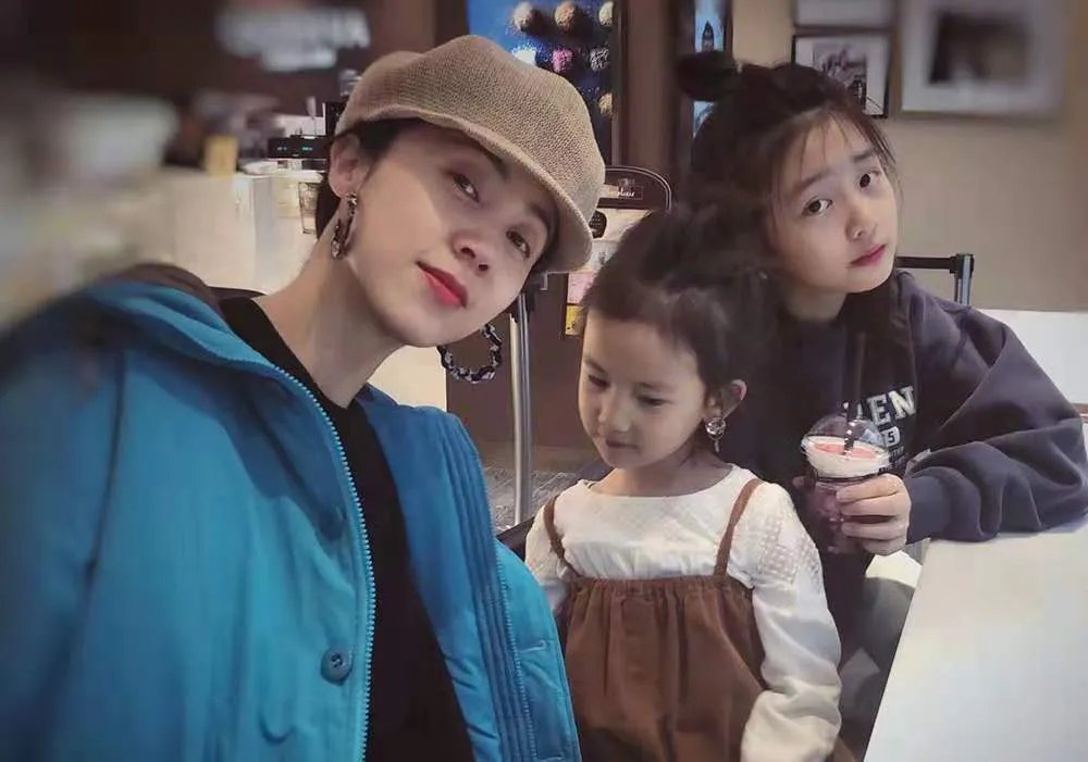 孙莉携两女儿登杂志，画面超养眼，一家人高颜值是种什么感受？