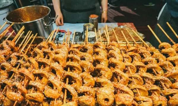 国内最好逛的地摊夜市，兰州正宁路可以上榜吗？