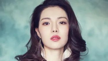 钟楚曦因为《芳华》而走红，有人说背景不一般，你如何评价钟楚曦？