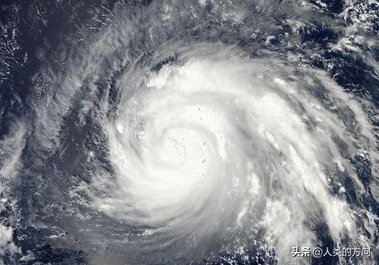 一个台风大约能携带多少吨水？