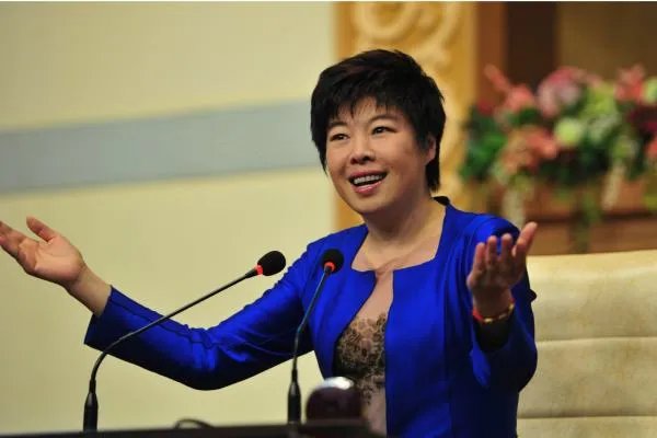 当年被北大学生轰下台的于丹：在跌落神坛的日子里，丈夫怎样做了？