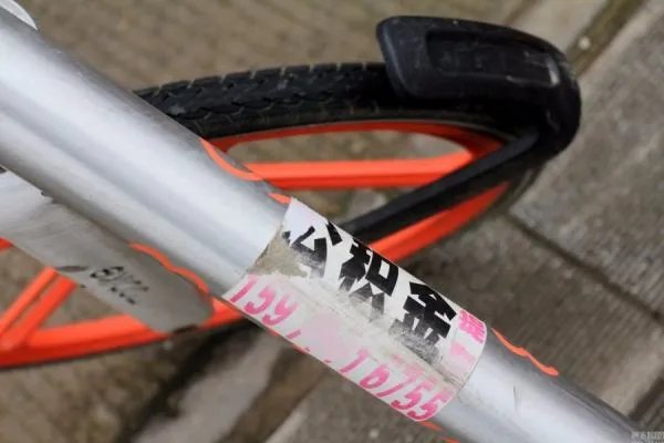 共享单车车身被贴各种小广告是怎么回事？