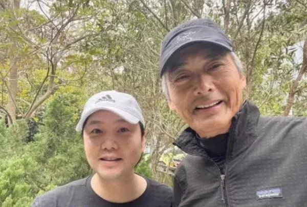 67岁周润发现身酒吧，头发全白的他依旧帅气，私底下的他有多低调？