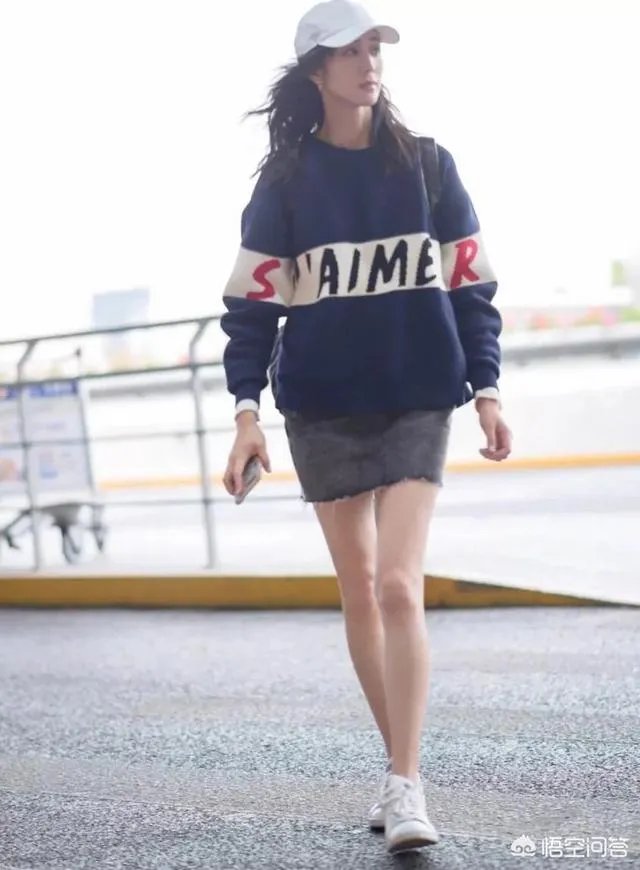 6月12日袁珊珊的机场搭配,条纹衬衫配短裤非常可爱,如何利用搭配穿出俏皮的感觉?