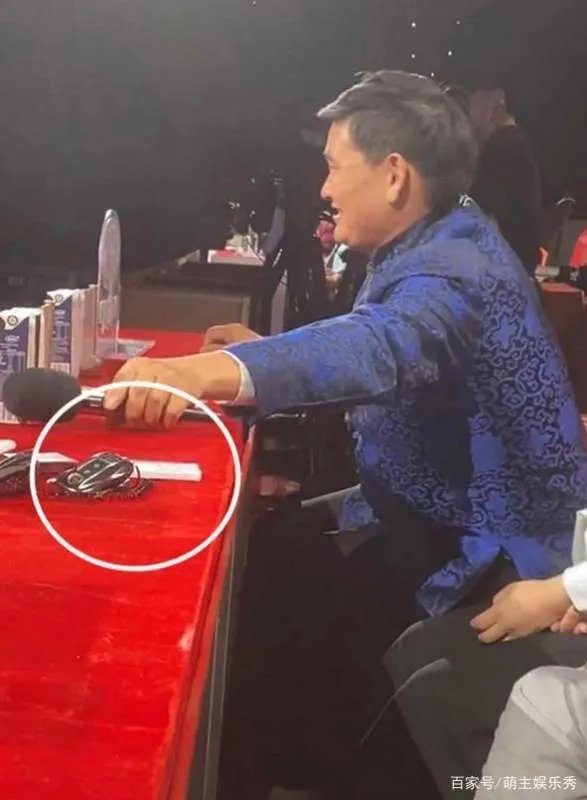 大衣哥当星光大道评委，桌上什么钥匙那么亮眼？