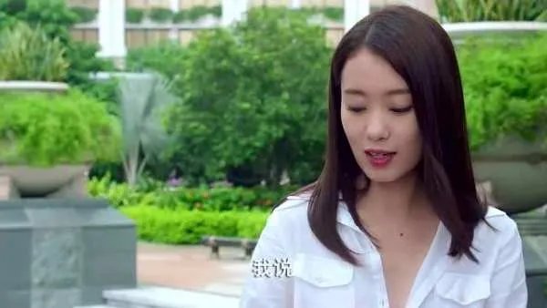 在春晚上跷二郎腿出名的冯巩“女儿”张小斐，为什么她最感谢的人是贾玲？