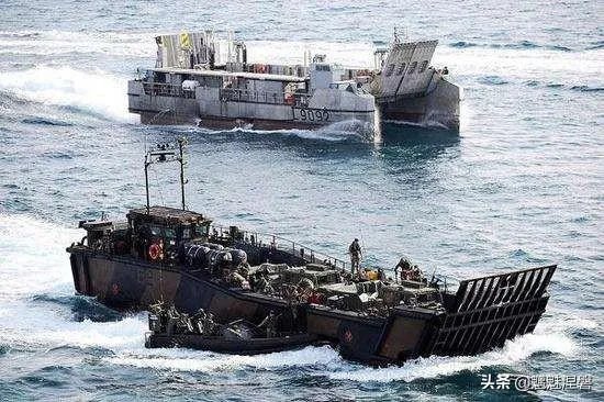 05式两栖步兵战车本身可以海上浮渡，为何还要用726气垫登陆艇运输？
