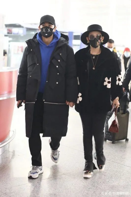 赵文卓夫妇走机场，厚重的羽绒服造型像路人，妻子打扮贵气，你怎么看？