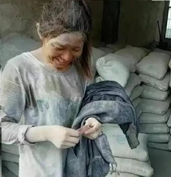 还记得卖惨走红的“水泥西施”吗？真实身份曝光后，过得如何？