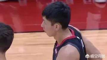 周琦登场，强势完成双手暴扣，为什么火箭队替补席连个鼓掌的都没有？