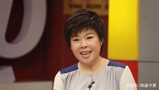 当年被北大学生轰下台的于丹：在跌落神坛的日子里，丈夫怎样做了？