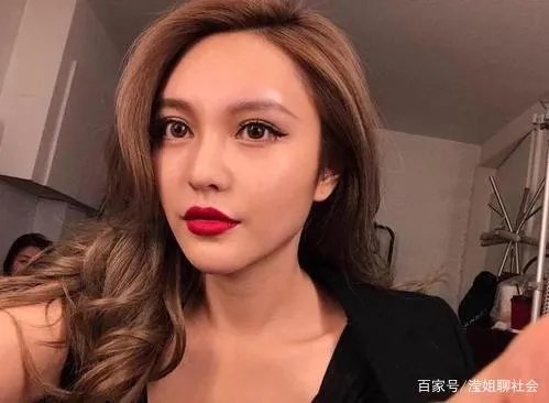 陈伟霆紧盯宋妍霏不放，周扬青看后满脸怒意，三个人之间是什么关系？