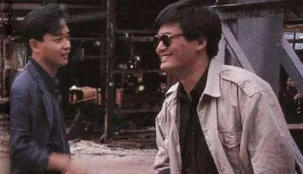 67岁周润发现身酒吧，头发全白的他依旧帅气，私底下的他有多低调？