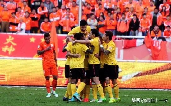 如果中超第28轮上港2:0击败恒大，最终谁会夺冠，为什么？