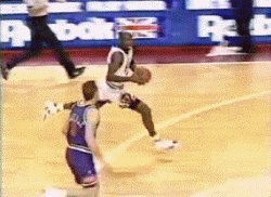 字母哥和詹姆斯罚球线起跳扣篮究竟谁更具美感?