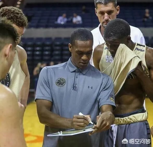 沃顿被逐,隆多起来整理西装,暂停间球员都聚向隆多,助教很无奈,你怎么看?