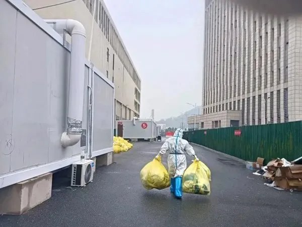 方舱医院里的口述实录:“工作辛苦,保住体力很重要!”