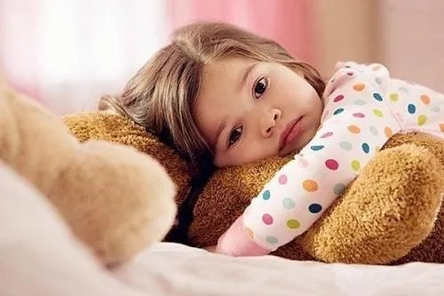 出生女婴被生父抛下山崖，当今社会为什么还有父母重男轻女？