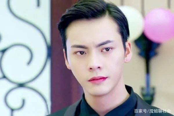 陈伟霆紧盯宋妍霏不放，周扬青看后满脸怒意，三个人之间是什么关系？